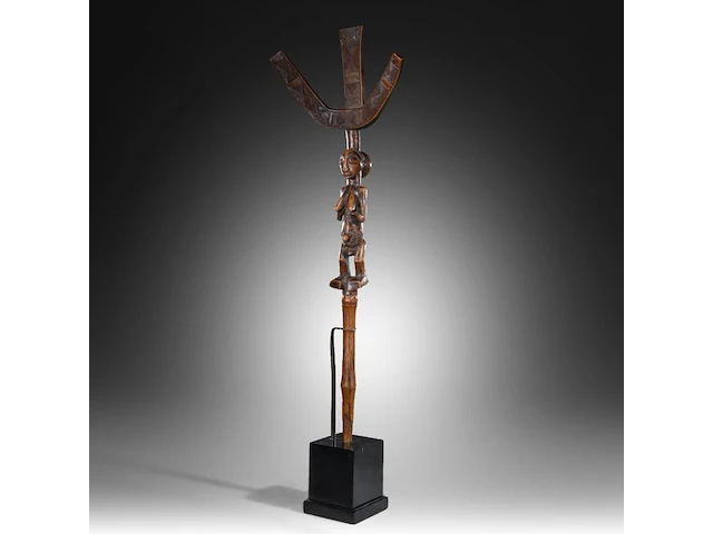 A luba bowstand, katanga, democratic republic of the congo, late 19th/early 20thc (+), height: 65 cm. (25.58 in.), incl. stand: 75 cm. (29.53 in.) - afbeelding 3 van  10