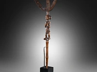 A luba bowstand, katanga, democratic republic of the congo, late 19th/early 20thc (+), height: 65 cm. (25.58 in.), incl. stand: 75 cm. (29.53 in.) - afbeelding 3 van  10