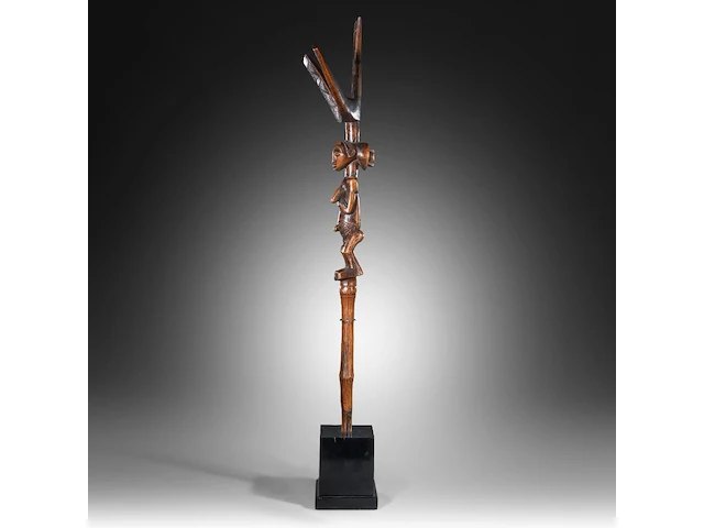 A luba bowstand, katanga, democratic republic of the congo, late 19th/early 20thc (+), height: 65 cm. (25.58 in.), incl. stand: 75 cm. (29.53 in.) - afbeelding 4 van  10