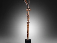 A luba bowstand, katanga, democratic republic of the congo, late 19th/early 20thc (+), height: 65 cm. (25.58 in.), incl. stand: 75 cm. (29.53 in.) - afbeelding 4 van  10