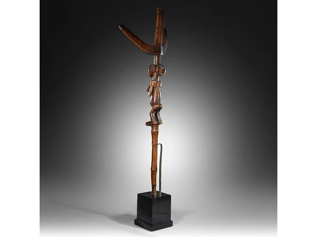 A luba bowstand, katanga, democratic republic of the congo, late 19th/early 20thc (+), height: 65 cm. (25.58 in.), incl. stand: 75 cm. (29.53 in.) - afbeelding 5 van  10