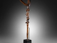 A luba bowstand, katanga, democratic republic of the congo, late 19th/early 20thc (+), height: 65 cm. (25.58 in.), incl. stand: 75 cm. (29.53 in.) - afbeelding 5 van  10