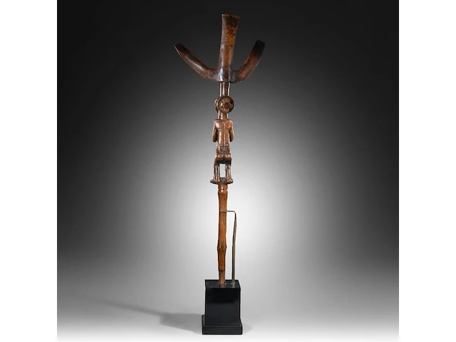A luba bowstand, katanga, democratic republic of the congo, late 19th/early 20thc (+), height: 65 cm. (25.58 in.), incl. stand: 75 cm. (29.53 in.) - afbeelding 6 van  10