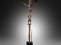 A luba bowstand, katanga, democratic republic of the congo, late 19th/early 20thc (+), height: 65 cm. (25.58 in.), incl. stand: 75 cm. (29.53 in.) - afbeelding 6 van  10
