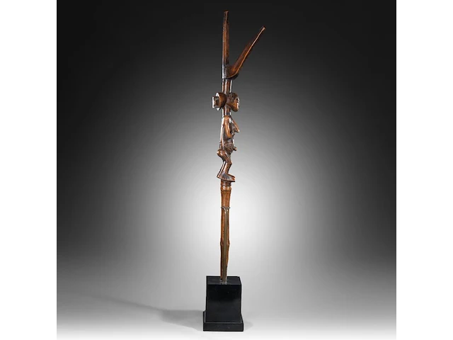 A luba bowstand, katanga, democratic republic of the congo, late 19th/early 20thc (+), height: 65 cm. (25.58 in.), incl. stand: 75 cm. (29.53 in.) - afbeelding 7 van  10