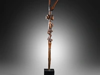 A luba bowstand, katanga, democratic republic of the congo, late 19th/early 20thc (+), height: 65 cm. (25.58 in.), incl. stand: 75 cm. (29.53 in.) - afbeelding 7 van  10