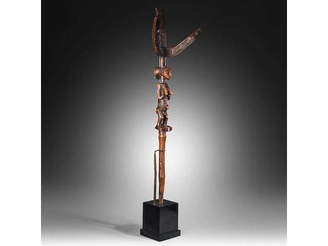 A luba bowstand, katanga, democratic republic of the congo, late 19th/early 20thc (+), height: 65 cm. (25.58 in.), incl. stand: 75 cm. (29.53 in.) - afbeelding 8 van  10