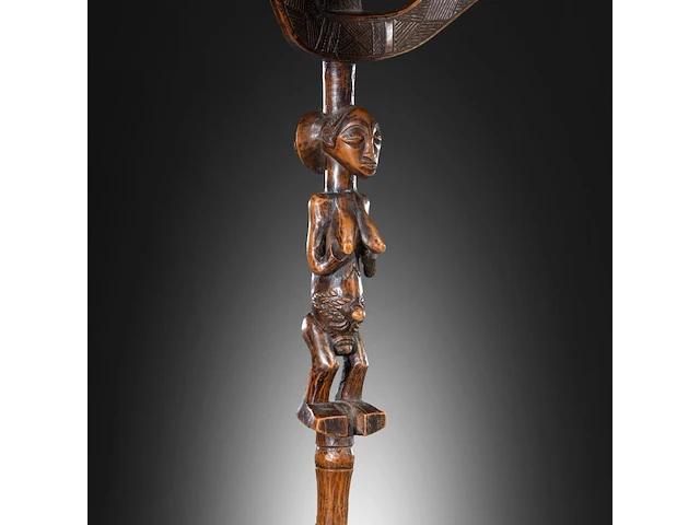A luba bowstand, katanga, democratic republic of the congo, late 19th/early 20thc (+), height: 65 cm. (25.58 in.), incl. stand: 75 cm. (29.53 in.) - afbeelding 9 van  10