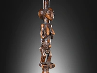 A luba bowstand, katanga, democratic republic of the congo, late 19th/early 20thc (+), height: 65 cm. (25.58 in.), incl. stand: 75 cm. (29.53 in.) - afbeelding 9 van  10