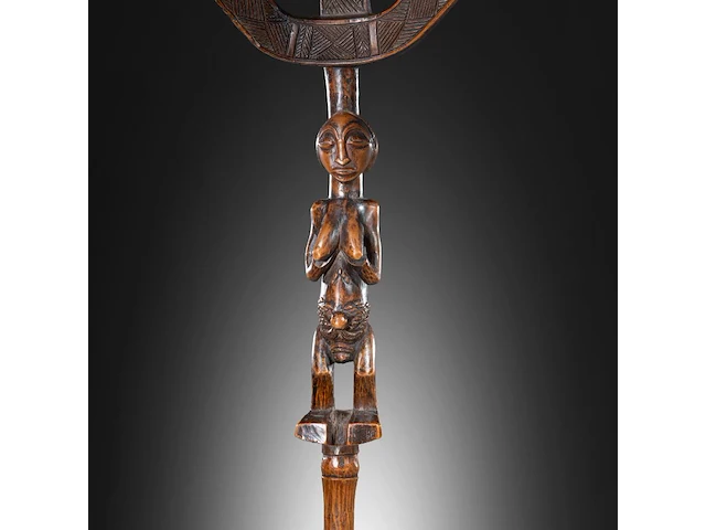 A luba bowstand, katanga, democratic republic of the congo, late 19th/early 20thc (+), height: 65 cm. (25.58 in.), incl. stand: 75 cm. (29.53 in.) - afbeelding 10 van  10