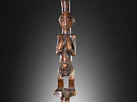 A luba bowstand, katanga, democratic republic of the congo, late 19th/early 20thc (+), height: 65 cm. (25.58 in.), incl. stand: 75 cm. (29.53 in.) - afbeelding 10 van  10