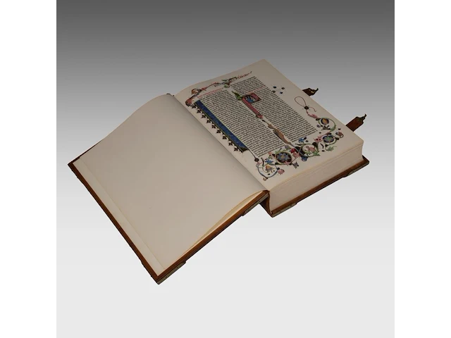 A luxury facsimile edition of the famous gutenberg bible by idion verlag, munich, 1978, 2 volumes, n° 428/895 45.5 x 32.5 x 14 cm. (17.91 x 12.80 x 5.50 in.) - afbeelding 4 van  10