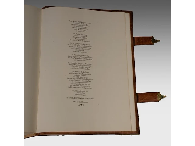 A luxury facsimile edition of the famous gutenberg bible by idion verlag, munich, 1978, 2 volumes, n° 428/895 45.5 x 32.5 x 14 cm. (17.91 x 12.80 x 5.50 in.) - afbeelding 6 van  10