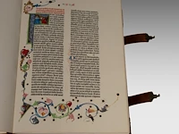 A luxury facsimile edition of the famous gutenberg bible by idion verlag, munich, 1978, 2 volumes, n° 428/895 45.5 x 32.5 x 14 cm. (17.91 x 12.80 x 5.50 in.) - afbeelding 9 van  10