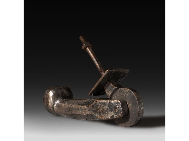 A massive iron phallic door knocker, french 25 cm. (9.83 in.) - afbeelding 1 van  5