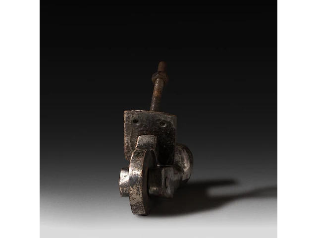 A massive iron phallic door knocker, french 25 cm. (9.83 in.) - afbeelding 2 van  5