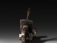 A massive iron phallic door knocker, french 25 cm. (9.83 in.) - afbeelding 2 van  5