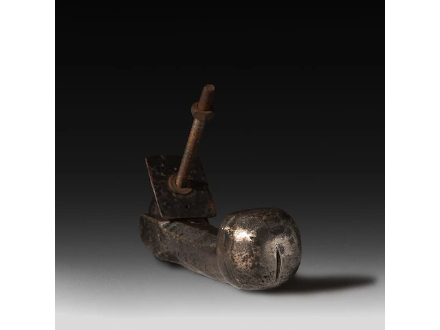 A massive iron phallic door knocker, french 25 cm. (9.83 in.) - afbeelding 3 van  5