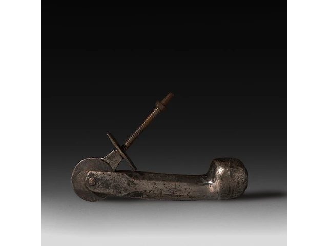 A massive iron phallic door knocker, french 25 cm. (9.83 in.) - afbeelding 4 van  5