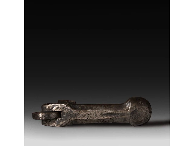 A massive iron phallic door knocker, french 25 cm. (9.83 in.) - afbeelding 5 van  5