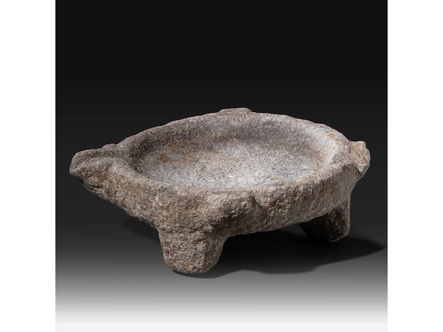 A mesopotamian grey stone altar bowl, syria, circa 1000 bce (+) 10 x 27 x 29 cm. (3.94 x 10.63 x 11.41 in.) - afbeelding 1 van  9