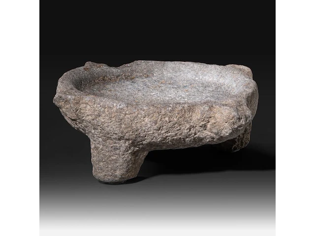 A mesopotamian grey stone altar bowl, syria, circa 1000 bce (+) 10 x 27 x 29 cm. (3.94 x 10.63 x 11.41 in.) - afbeelding 2 van  9