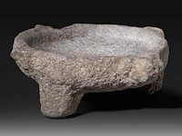 A mesopotamian grey stone altar bowl, syria, circa 1000 bce (+) 10 x 27 x 29 cm. (3.94 x 10.63 x 11.41 in.) - afbeelding 2 van  9