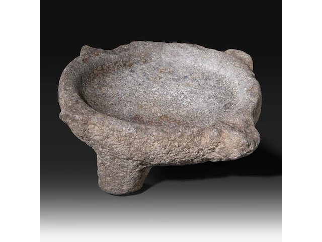 A mesopotamian grey stone altar bowl, syria, circa 1000 bce (+) 10 x 27 x 29 cm. (3.94 x 10.63 x 11.41 in.) - afbeelding 3 van  9