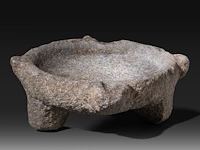 A mesopotamian grey stone altar bowl, syria, circa 1000 bce (+) 10 x 27 x 29 cm. (3.94 x 10.63 x 11.41 in.) - afbeelding 4 van  9