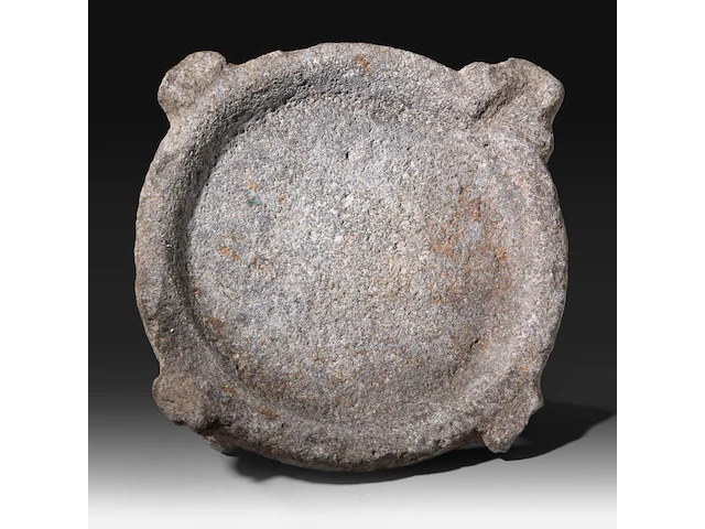 A mesopotamian grey stone altar bowl, syria, circa 1000 bce (+) 10 x 27 x 29 cm. (3.94 x 10.63 x 11.41 in.) - afbeelding 8 van  9