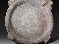 A mesopotamian grey stone altar bowl, syria, circa 1000 bce (+) 10 x 27 x 29 cm. (3.94 x 10.63 x 11.41 in.) - afbeelding 8 van  9