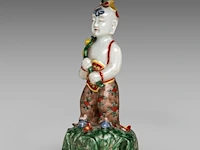 A ming-style polychrome glazed figure of he he er xian, 18thc, total h 25,5 cm - afbeelding 2 van  8