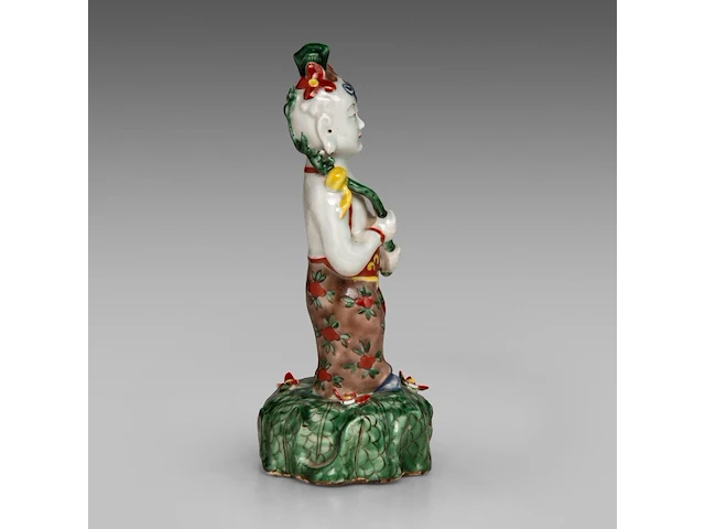 A ming-style polychrome glazed figure of he he er xian, 18thc, total h 25,5 cm - afbeelding 5 van  8