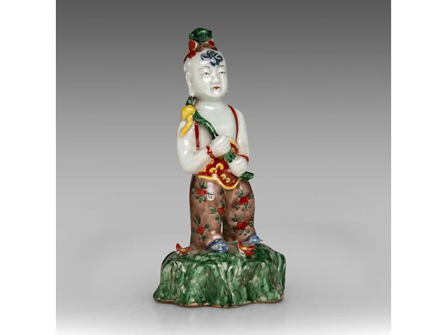 A ming-style polychrome glazed figure of he he er xian, 18thc, total h 25,5 cm - afbeelding 6 van  8