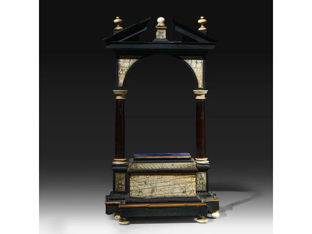 A miniature ebonised altar with ivory inlay, black-stained, engraved with the words 'deo juvante', 19thc, h 30 cm - w 17 cm - d 8 cm (+) - afbeelding 1 van  5