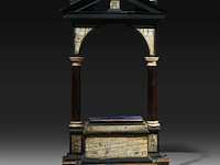A miniature ebonised altar with ivory inlay, black-stained, engraved with the words 'deo juvante', 19thc, h 30 cm - w 17 cm - d 8 cm (+)