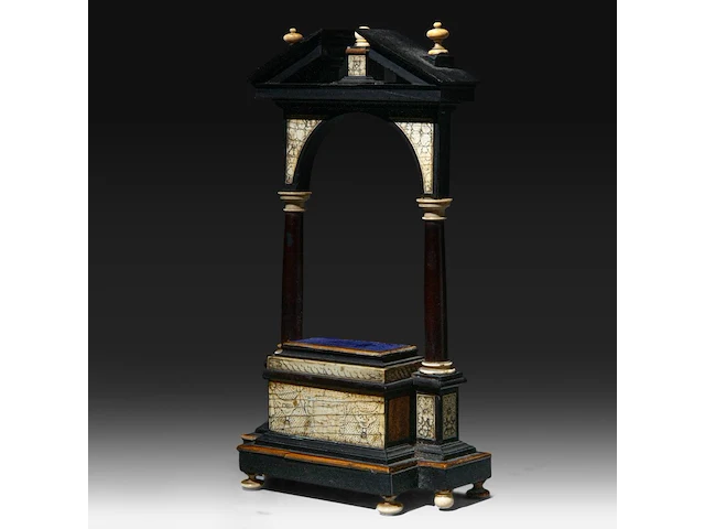 A miniature ebonised altar with ivory inlay, black-stained, engraved with the words 'deo juvante', 19thc, h 30 cm - w 17 cm - d 8 cm (+) - afbeelding 2 van  5