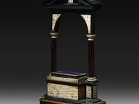 A miniature ebonised altar with ivory inlay, black-stained, engraved with the words 'deo juvante', 19thc, h 30 cm - w 17 cm - d 8 cm (+) - afbeelding 2 van  5