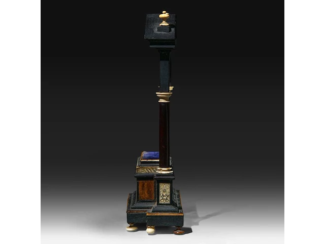 A miniature ebonised altar with ivory inlay, black-stained, engraved with the words 'deo juvante', 19thc, h 30 cm - w 17 cm - d 8 cm (+) - afbeelding 3 van  5
