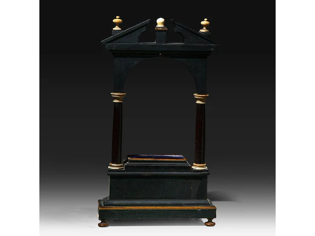 A miniature ebonised altar with ivory inlay, black-stained, engraved with the words 'deo juvante', 19thc, h 30 cm - w 17 cm - d 8 cm (+) - afbeelding 4 van  5
