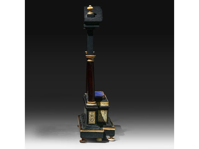 A miniature ebonised altar with ivory inlay, black-stained, engraved with the words 'deo juvante', 19thc, h 30 cm - w 17 cm - d 8 cm (+) - afbeelding 5 van  5