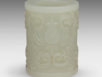 A mughal-style carved jade 'tulip' tubular grip (presumably), 18thc/19thc, h 5 cm