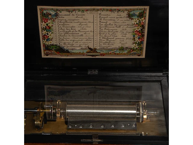 A napoleon iii marquetery decorated cylinder musical box 20 x 80 x 35 cm. (7.87 x 31 1/2 x 13.77 in.) - afbeelding 2 van  6