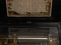 A napoleon iii marquetery decorated cylinder musical box 20 x 80 x 35 cm. (7.87 x 31 1/2 x 13.77 in.) - afbeelding 2 van  6