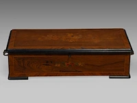 A napoleon iii marquetery decorated cylinder musical box 20 x 80 x 35 cm. (7.87 x 31 1/2 x 13.77 in.) - afbeelding 3 van  6
