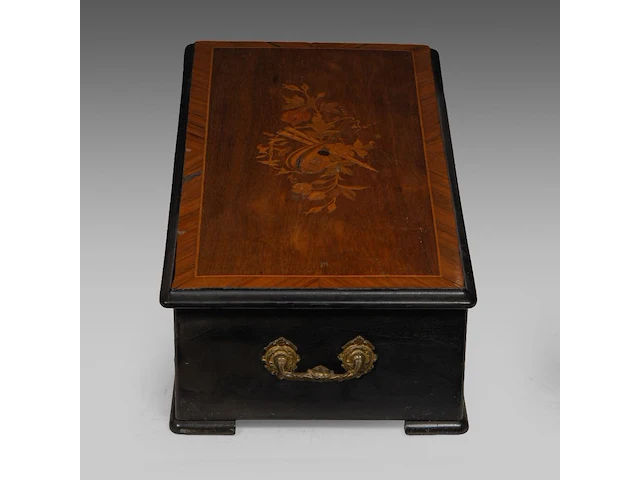 A napoleon iii marquetery decorated cylinder musical box 20 x 80 x 35 cm. (7.87 x 31 1/2 x 13.77 in.) - afbeelding 4 van  6