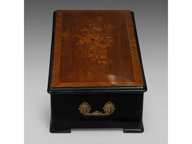 A napoleon iii marquetery decorated cylinder musical box 20 x 80 x 35 cm. (7.87 x 31 1/2 x 13.77 in.) - afbeelding 6 van  6