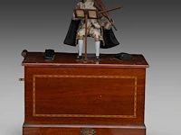 A napoleon iii musical animaton box with a fiddling monkey, by guiton fab., paris 55 x 42 x 26.5 cm. (21.64 x 16.53 x 10.42 in.) - afbeelding 2 van  6