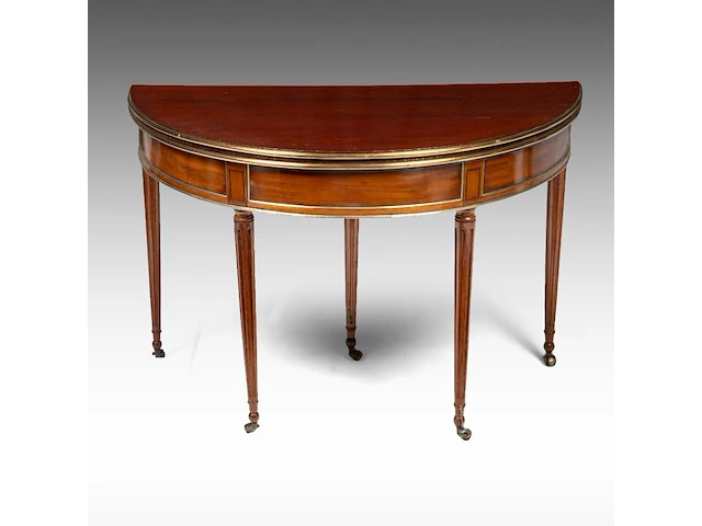 A neoclassical brass-mounted mahogany fold-over card table, ca. 1800 71 x 109 cm. (27.94 x 42.90 in.) - afbeelding 1 van  7