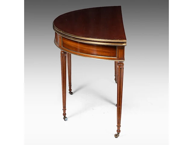 A neoclassical brass-mounted mahogany fold-over card table, ca. 1800 71 x 109 cm. (27.94 x 42.90 in.) - afbeelding 2 van  7